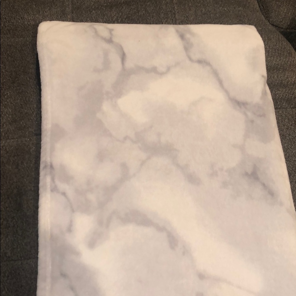 Marble white and gray blanket